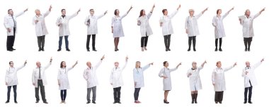 Beyaz arka planda tam uzunlukta bir grup doktor izole edildi