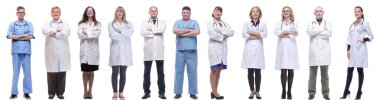 Beyaz arka planda tam uzunlukta bir grup doktor izole edildi