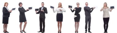 Beyaz arkaplanda izole tablet gösteren bir grup insan