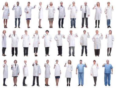 Beyaz arka planda izole edilmiş rozet gösteren bir grup doktor.