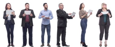 Bir grup insan bir tablet tutuyor ve beyaz bir arka planda izole edilmiş tarafa bakıyor.