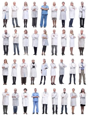 Beyaz arka planda tam uzunlukta bir grup doktor izole edildi