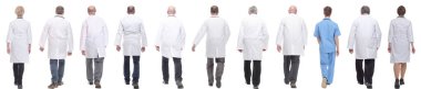 Hareket halindeki bir grup doktor beyaz arka planda izole edildi