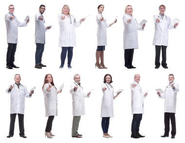 Beyaz arkaplanda izole edilmiş panoya sahip bir grup doktor