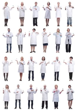 Kavanozu beyaz arka planda tutan bir grup doktor