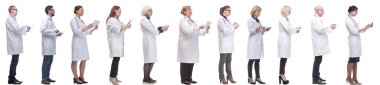 Beyaz arkaplanda izole edilmiş panoya sahip bir grup doktor