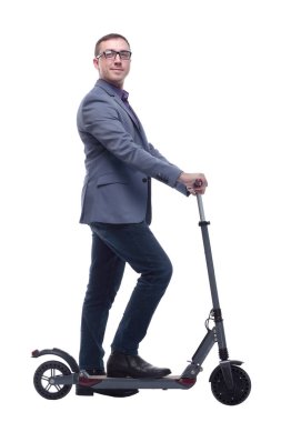 Beyaz arka planda elektriği kullanan ve kullanan genç bir adamın yan görüntüsü. Modern ve ekolojik ulaşım kavramı.