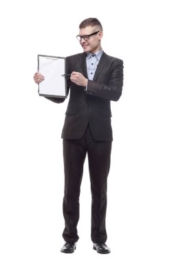 Tam gelişim. Elinde not panosuyla gülümseyen bir iş adamı. beyaz arkaplanda izole edilmiş.