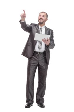 Tam boy. Dijital tabletli bir iş adamı. beyaz arkaplanda izole edilmiş.