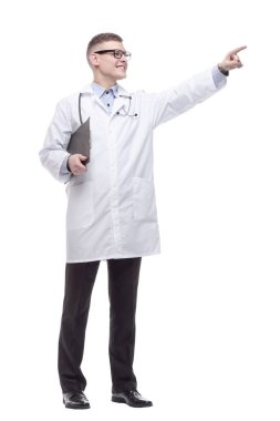 Tam gelişim. Elinde not panosu olan genç bir doktor. beyaz arkaplanda izole edilmiş.