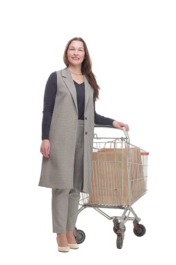 Tam gelişim. Alışveriş arabası olan zarif bir kadın. Beyaz bir arka planda izole edilmiş..