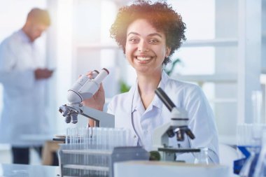 Tıbbi Araştırma Laboratuvarı. Mikro ile Çalışan Kadın Bilim Adamı