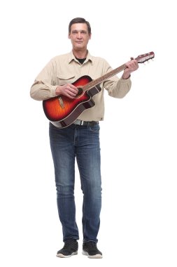 Beyaz arka planda gitar çalan yakışıklı genç adam kameraya bakıyor.