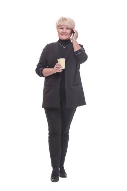 Tam gelişim. Akıllı telefonlu ve kahveli bir iş kadını. beyaz arkaplanda izole edilmiş.