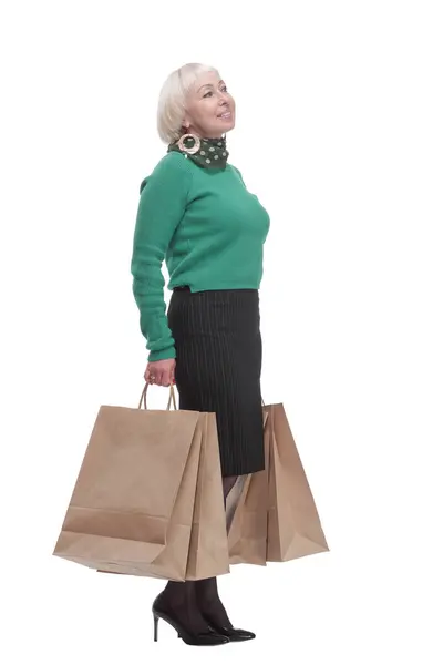 Yetişkin Bir Şekilde Alışveriş Torbalarıyla Gülümseyen Bir Kadın Beyaz Arkaplanda — Stok fotoğraf