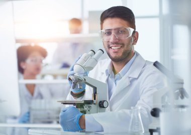Laboratuvarda çalışan odaklanmış erkek bilim adamı
