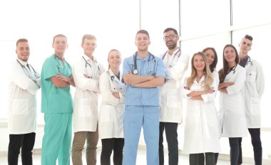 Tam gelişim. Bir grup tıbbi uzman bir arada duruyor. Sağlık kavramı