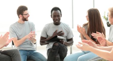 Çemberin içinde oturan gençlerin koçu ve tartışma grubu. iş ve eğitim