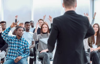 Konuşmacı ve çeşitli genç dinleyiciler bir konferans odasında. iş ve eğitim