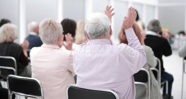 Konferans salonunu dinleyen son sınıf öğrencilerinin arka görüntüsü.