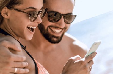 mutlu çift gün batımı, tatil tropikal plaj üzerinde çalışan