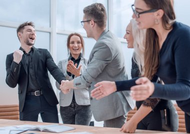 Kapat. Mutlu meslektaşlar yeni bir mali strateji tartışıyor.