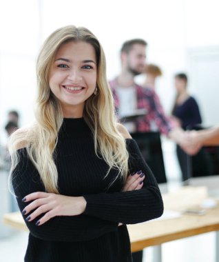 Ofis masasında oturan genç bir kadın. Boşluğun bir kopyasıyla fotoğraf