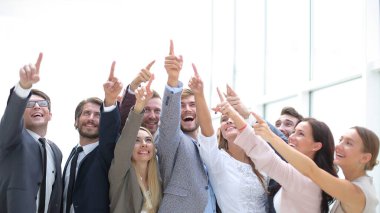Kendine güvenen bir grup genç bir yeri işaret ediyor. Seçim konsepti