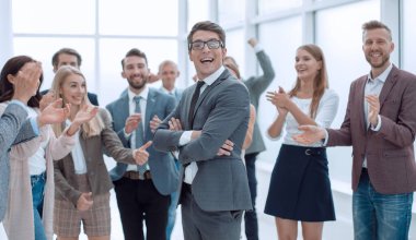 Gururlu genç iş adamı takımının önünde duruyor. kopyalama alanı olan fotoğraf