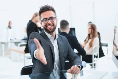 Kapat. Dost canlısı genç iş adamı elini uzattı..