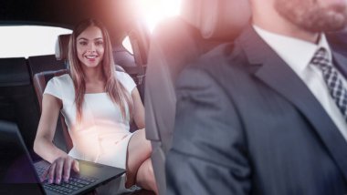 Lüks bir arabayla ofise giderken çalışan kadın girişimci..