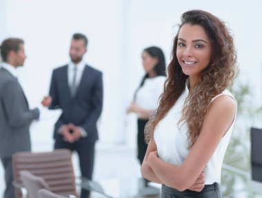 İş adamlarının arka planında güzel bir kadın. kopyalama alanı olan fotoğraf