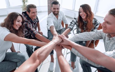Yakın plan. Bir grup çalışanın birbirine kenetlenmesi. Takım çalışması kavramı.,