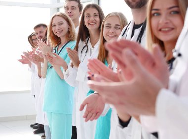 Üst Manzara. Bir grup gülümseyen doktor seni işaret ediyor. kopyalama alanı olan fotoğraf