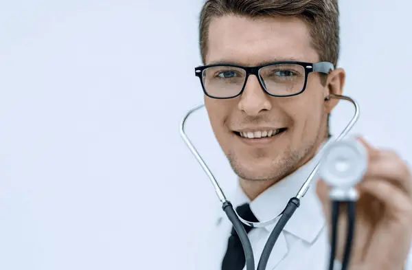 Nära Upp Ett Trygg Terapeut Med Stethoscope Isolated Vit — Stockfoto