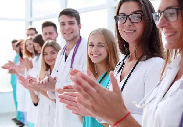 Ansicht Von Oben Eine Gruppe Lächelnder Ärzte Die Auf Sie — Stockfoto