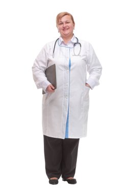 Beyaz arka planda izole edilmiş gülümseyen kameraya bakan yaşlı kadın doktor portresi