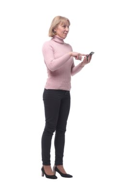 Telefonuyla mesajlaşan, beyaz arka planda izole edilmiş sıradan bir kadının yan görüntüsü.