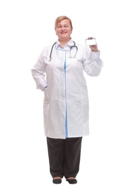 Hemşire ya da genç bir tıp doktoru beyaz arka planda kartvizitini gösteriyor. Boşluk işaretinde boşluğu kopyala.