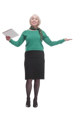 Tam gelişim. Dijital tabletli çekici bir kadın. beyaz arkaplanda izole edilmiş.