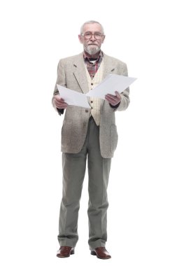 Tam gelişim. gülümseyen yaşlı adam bir iş belgesi okuyor. beyaz arkaplanda izole edilmiş.
