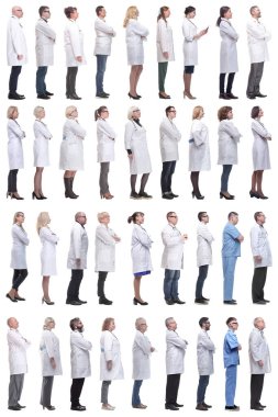 Profildeki bir grup doktor beyaz arka planda izole edilmiş