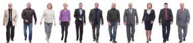 Hareket halindeki başarılı iş adamlarından oluşan bir grup beyaz arka planda izole edildi