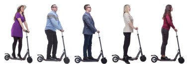 Scooter kullanan başarılı insanlardan oluşan bir grup beyaz arkaplanda izole edildi