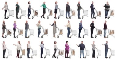 Beyaz arka planda alışveriş arabası olan bir grup insan.