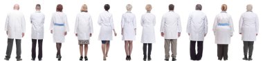 Beyaz arka planda tam uzunlukta bir grup doktor izole edildi