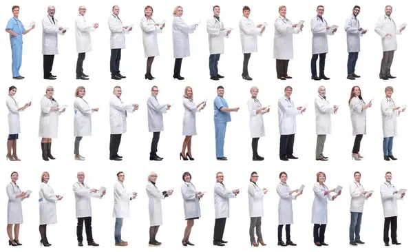 Ryhmä Lääkäreitä Leikepöydällä Eristetty Valkoisella Taustalla — kuvapankkivalokuva