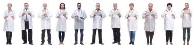 Beyaz arkaplanda izole edilmiş panoya sahip bir grup doktor