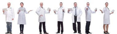 Beyaz arkaplanda izole edilmiş panoya sahip bir grup doktor