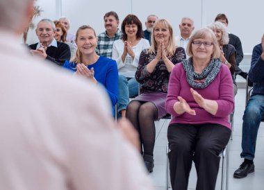 Seminer etkinliğindeki yaşlılar.